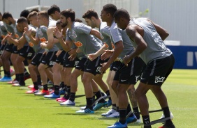 Elenco do Corinthians faz trabalho no gramado do CT Joaquim Grava