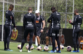Goleiro Filipe, Matheus Donelli, Cássio e Walter recebem instruções do preparador Marcelo Carpes
