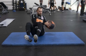 Goleiro Walter na academia do CT Joaquim Grava