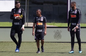 Goleiros Cássio e Filipe caminham no gramado do CT