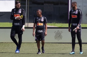 Goleiros Cssio e Filipe caminham no gramado do CT