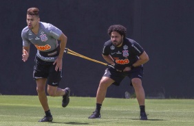 Léo Santos faz trabalho no gramado do CT Joaquim Grava
