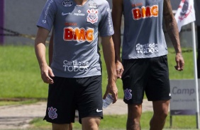 Lucas Piton e Richard caminham no gramado do CT Joaquim Grava