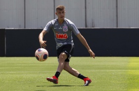 Lucas Piton em ação durante o treino do Corinthians neste sábado
