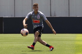 Lucas Piton em ao durante o treino do Corinthians neste sbado