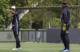 Técnico Tiago Nunes dá instruções a goleiro Cássio em treino
