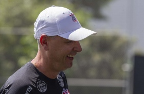 Técnico Tiago Nunes, sorridente, em treino deste sábado no CT Joaquim Grava