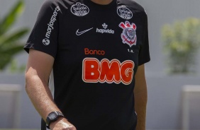 Tiago Nunes caminha no CT Joaquim Grava