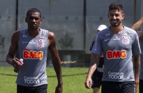 Zagueiros Marllon e Pedro Henrique caminham no CT Joaquim Grava