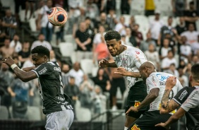 Atacante Gustavo em ação no duelo entre Corinthians e Inter de Limeira pelo Paulistão