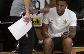 Auxiliar Evandro Fornari conversa com Gustavo antes da partida contra a Inter de Limeira