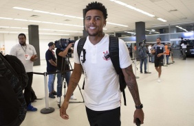 Gustavo, sorridente, na chegada à Arena Corinthians