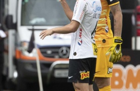 Lucas Piton recebe instruções de Cássio durante a partida contra a Inter de Limeira