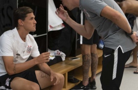 Mateus Vital conversa com auxiliar tcnico, Evandro Fornari, no vestirio antes da partida