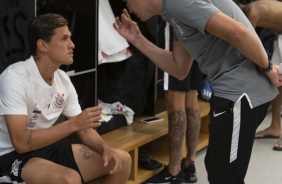 Mateus Vital conversa com auxiliar técnico, Evandro Fornari, no vestiário antes da partida