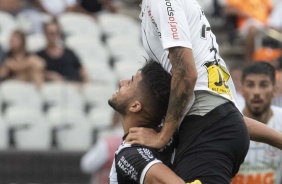 Pedro Henrique disputa bola no alto em partida contra a Inter de Limeira