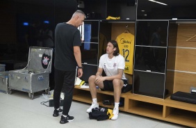 Tcnico Tiago Nunes e Cssio conversando antes da partida contra a Inter de Limeira