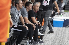 Tiago Nunes acompanha a partida contra a Inter de Limeira ao lado da comissão técnica