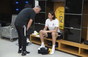 Tiago Nunes conversa com Cássio antes do duelo contra a Inter de Limeira