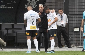 Tiago Nunes dá instruções a Michel Macedo e Bruno Méndez em partida contra a Inter de Limeira