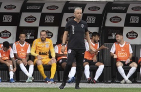 Tiago Nunes observa a equipe durante o duelo contra a Inter de Limeira