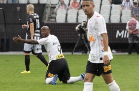 Vagner Love em ação em confronto contra a Inter de Limeira