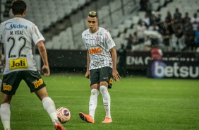 Volante Vctor Cantillo em ao na partida entre Corinthians e Inter de Limeira