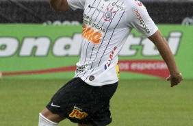 Zagueiro Bruno Méndez em duelo contra a Inter de Limeira