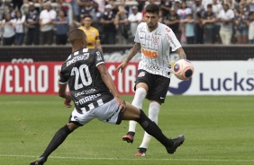 Zagueiro Pedro Henrique em ação contra a Inter de Limeira