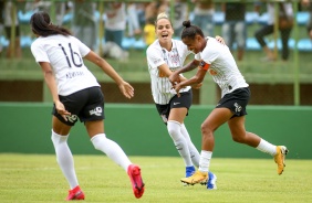 Adriana, Gabi Portilho e Grazi durante comemoração de um dos gols do Corinthians