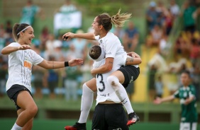 rika, Crivelari e Pardal durante comemorao de um dos gols do Corinthians