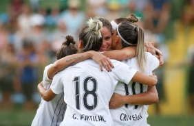 Gabi Portilho, Crivelari e rika durante comemorao de um dos gols do Corinthians