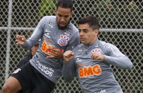 Everaldo e Fagner durante o treino desta tera-feira