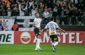 Luan comemora o primeiro gol do Corinthians na partida
