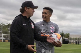 Pedrinho recebeu algumas instrues durante o treino desta tera-feira