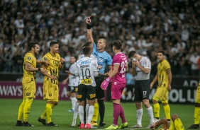 Pitana expulsa Pedrinho durante a partida contra o Guaran