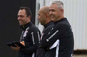Tiago Nunes e a comissão técnica do Timão durante o treino desta terça-feira