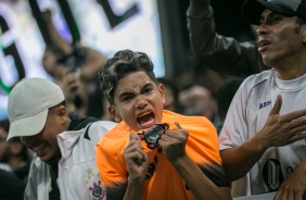 Torcedor comemora na arquibancada da Arena Corinthians