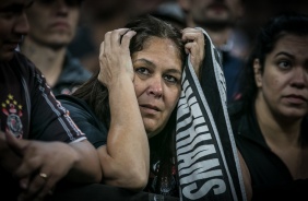 Torcedora lamenta a eliminao do Corinthians