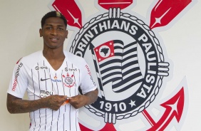 Yony González foi apresentado oficialmente pelo Corinthians nesta terça-feira