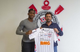 Yony González foi apresentado oficialmente pelo Corinthians