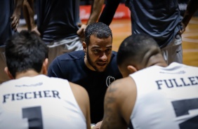 Bruno Savignani passou instrues aos seus atletas pouco antes do jogo contra o Rio Claro