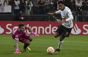 Gustavo em duelo contra o goleiro do Guaraní