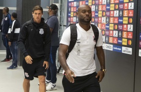 Love e Vital na chegada do Corinthians na Arena para o duelo contra o Guaraní