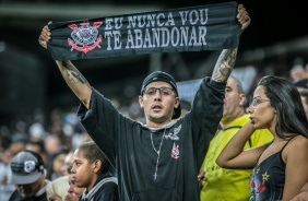 Torcedor com faixa na Arena Corinthians