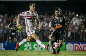 Camacho em jogada com Hernanes durante o clssico contra o So Paulo no Morumbi