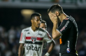 Mauro Boselli lamenta lance de gol desperdiçado pelo Corinthians