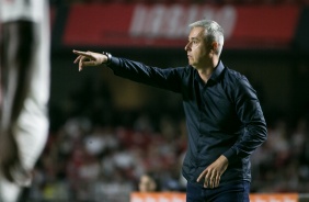 Tiago Nunes instrui a equipe durante o clssico contra o So Paulo no Morumbi