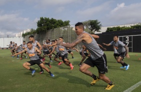 Atletas do Corinthians durante atividade no treino desta sexta-feira