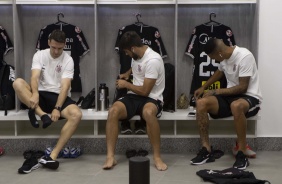 Boseli, Bruno Méndez e Richard no vestiário antes do jogo contra o São Paulo